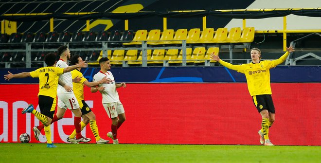 Erling Håland (desno) je zabil v tej sezoni lige prvakov že 10 golov. Foto Leon Kuegeler/AFP