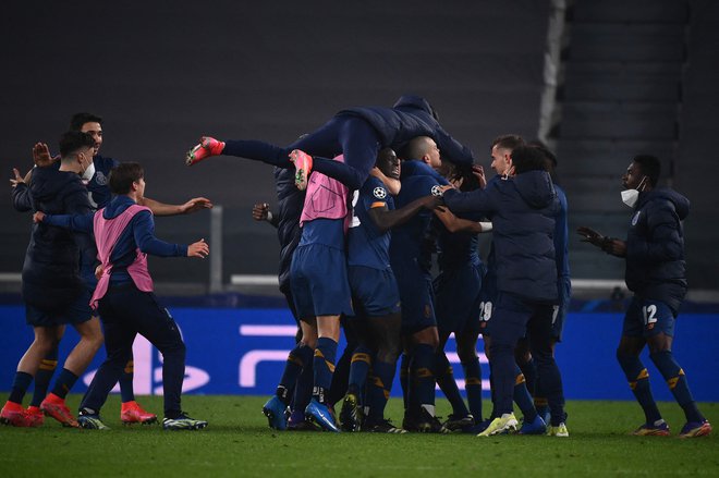 Po koncu tekme v Torinu so takole slavili igralci Porta, ki so od 54. minute igralci z deseterico. FOTO: Marco Bertorello/AFP