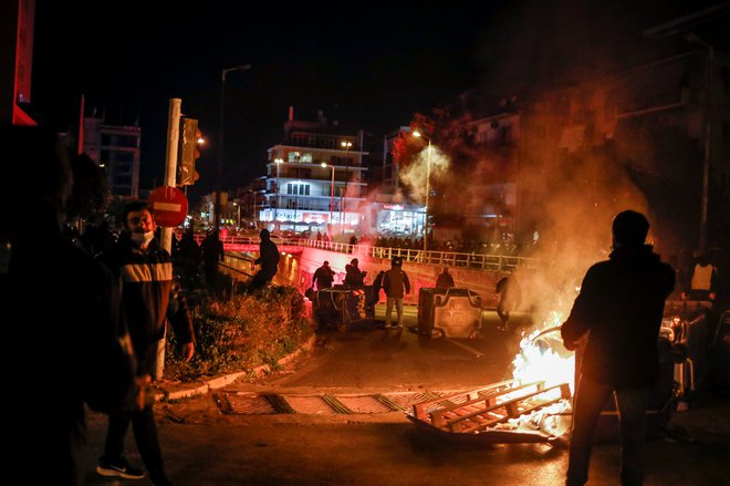 Postajo v sicer mirni četrti&nbsp;Nea Smirni na jugu Aten so včeraj protestniki obmetavali z molotovkami in kamenjem, na kar so policisti odgovorili s solzivcem in vodnim topom.&nbsp;FOTO: Alkis Konstantinidis/Reuters