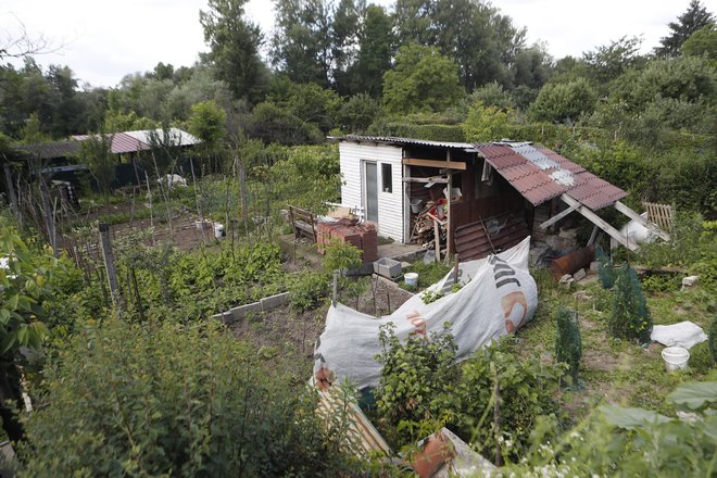 Med lepo obdelanimi vrtički so bila lani tudi skladišča različne šare.<br />
FOTO: Leon Vidic/Delo