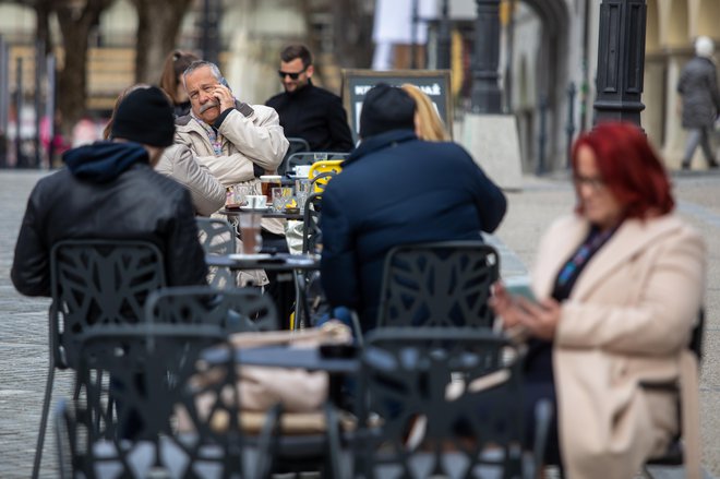 V Novem mestu so odprli gostinske vrtove. Glede na to, da jugovzhodna Slovenija ne izpolnjuje več pogojev za rumeno fazo, utegne vlada sprejeti kakšne spremembe na ravni posameznih statističnih regij.&nbsp;FOTO: Voranc Vogel/Delo