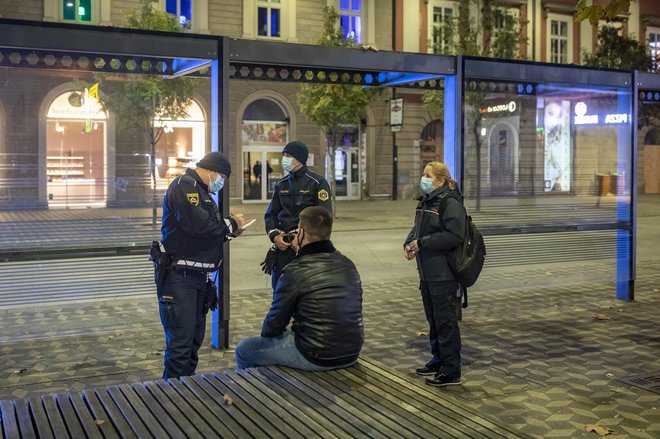 Policijska ura kljub pomislekom epidemiologov velja že od oktobra. FOTO: Voranc Vogel/Delo