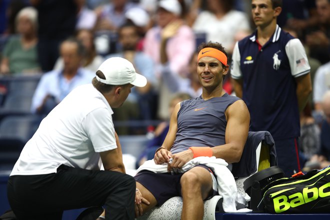 Rafael Nadal je eden od najbolj vztrajnih teniških igralcev in izjemen garač, zaradi česar si brez protibolečinskih tablet ne zamišlja življenja. FOTO: Julian Finney/AFP