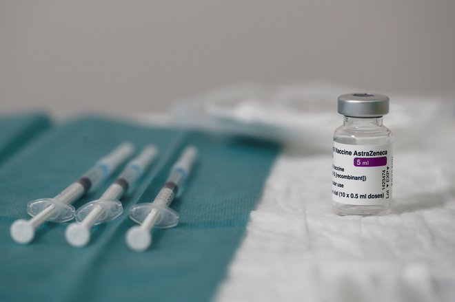 Emin odbor za varnost preiskuje kakovost cepiva v seriji, čeprav je napaka v kakovosti na tej stopnji malo verjetna, so pojasnili na Emi. FOTO: Benoit Tessier/Reuters