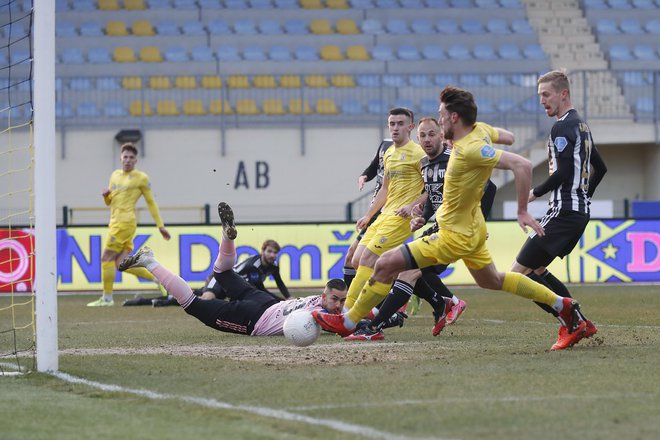 Domžale in Mura sta se razšla brez zmagovalca in sta osrečila Olimpijo ter Maribor, ki bosta imela danes zahtevna teklmeca v Taboru in Kopru. FOTO: Leon Vidic/Delo