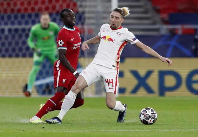 Nekdanja soigralca iz Salzburga Sadio Mane in Kevin Kampl sta se še drugič pomerila v Budimpešti, še drugič je bil Liverpool boljši od Leipziga. FOTO: Bernadett Szabo/Reuters