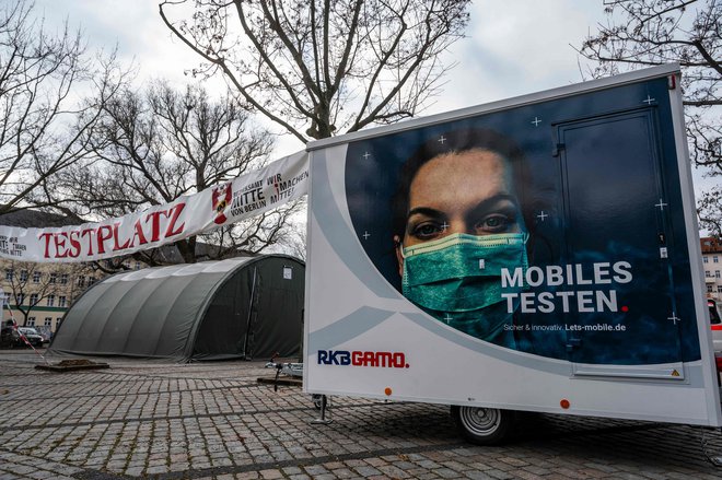 Le okoli desetina revnejših je lahko večinoma delala od doma, medtem ko je na daljavo delala skoraj polovica tistih z višjimi dohodki.<br />
<br />
FOTO: John Macdougall/AFP