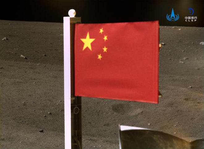 Kitajska je lani na Luni pobrala tudi nekaj vzorcev in takrat simbolično razvila svojo zastavo. FOTO: China National Space Administration (CNSA)/CNS/AFP