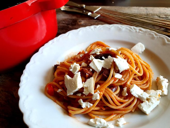 Poletov recept: Špageti puttanesca. FOTO: Tanja Drinovec