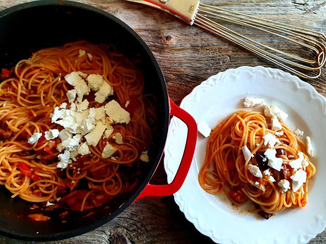 Poletov recept: Špageti puttanesca. FOTO: Tanja Drinovec