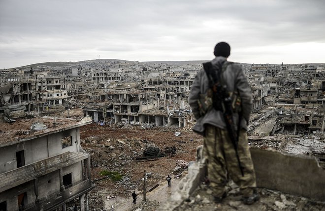 Uničenje v kurdskem mestu Kobani na severu Sirije<br />
FOITO: Bulent Kilic/AFP