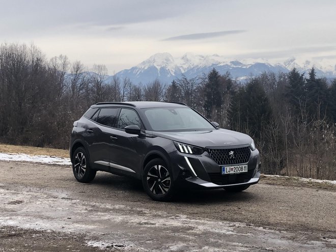 Peugeot 2008 uspešno povzema oblikovne linije večjih modelov SUV te znamke, na cesti je več kot prepoznaven mali križanec.<br />
FOTO: Gašper Boncelj