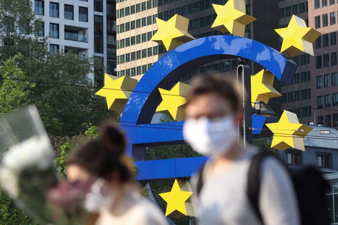 ECB zaradi blaženja posledic epidemije nadaljuje močno spodbujevalno denarno politiko. FOTO: Yann Schreiber/AFP