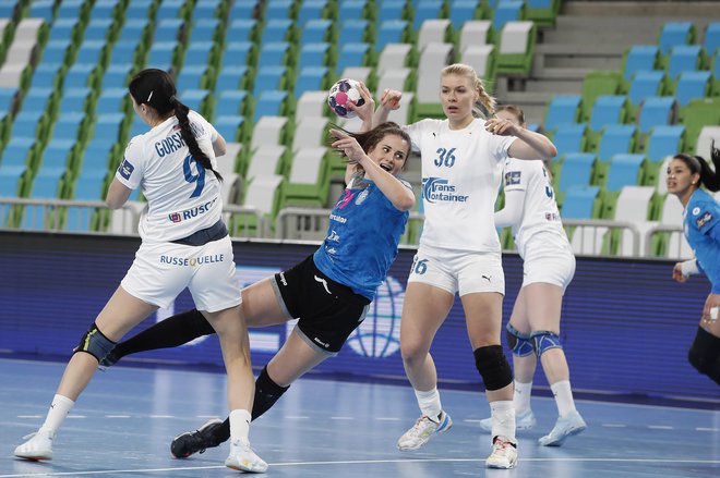 Nataša Ljepoja (z žogo) pričakuje, da bo CSKA v Moskvi igral bolje, kot je v Ljubljani. FOTO: Leon Vidic/Delo