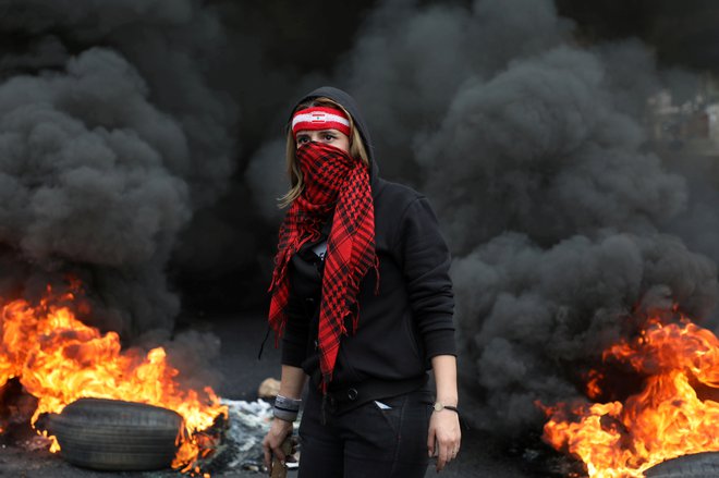 V libanonskem mestu Zouk potekajo demonstracije zaradi padca valute libanonskega funta in naraščajočih gospodarskih težavav. FOTO: Mohamed Azakir/Reuters