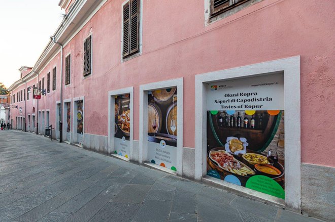Na koprski Kidričevi ulici so postavili galerijo na prostem, kjer so razstavljene fotografije za Istro tipičnih izdelkov.<br />
FOTO: Zavod za mladino, kulturo in turizem Koper
