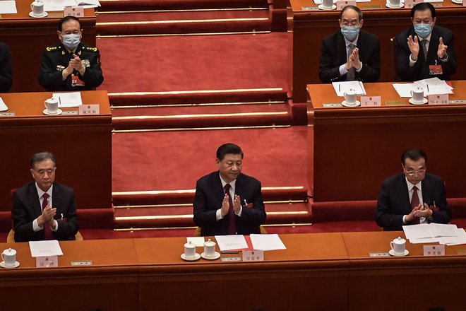 Kitajski državni vrh je zaploskal odločitvi ljudskih poslancev, ki so sprejeli predlog zakona o spremembah procesa izvolitve voditelja območne vlade v Hongkongu. FOTO: Nicolas Asfouri/AFP