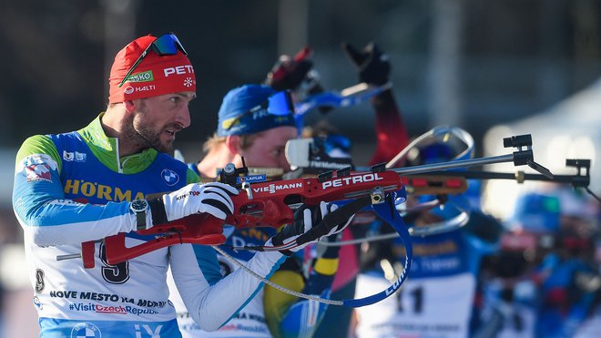 Jakov Fak je še višjo uvrstitev zapravil z eno zgrešeno tarčo pri streljanju stoje. FOTO: Michal Cizek/AFP