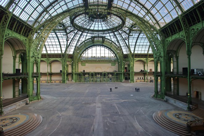 Grand Palais je od leta 2005 po zamislih kreativnega direktorja Karla Lagerfelda vsakokrat drugače zaživela kot pitoreskna scenografija Chanelovih modnih revij. Foto Mirco Magliocca/Réunion des musées nationaux