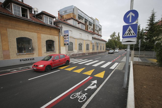 Površine za pešce in kolesarje bodo morale potekati ločeno, ali pa bo treba uvesti ukrepe umirjanja prometa. FOTO: Jože Suhadolnik/Delo