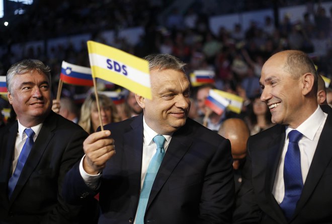 Tesni zaveznik in menda celo osebni prijatelj Janeza Janše (na fotografiji desno) Viktor Orbán (na sredini) se je že cepil s kitajskim cepivom, slovenski premier se očitno (še?) ne bo. FOTO: Blaž Samec/Delo