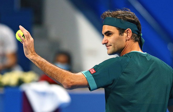 Po trinajstmesečni odsotnosti je Roger Federer v Dohi igral prvi turnir, a še ni povsem pripravljen za naporne tekme. FOTO: Samer Al-rejjal/AFP