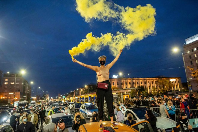 Protest poljskih žensk proti omejevanju pravice do splava. FOTO Wojtek Radwanski/AFP