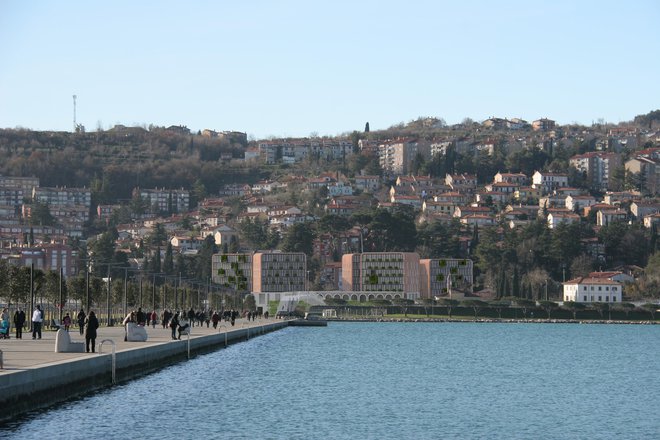 Lokacija blizu Semedelske promenade in prihodnje plaže, ki se nadaljuje s promenado proti Izoli, je za gradnjo zelo zanimiva. Računalniški prikazi Studio Kalamar