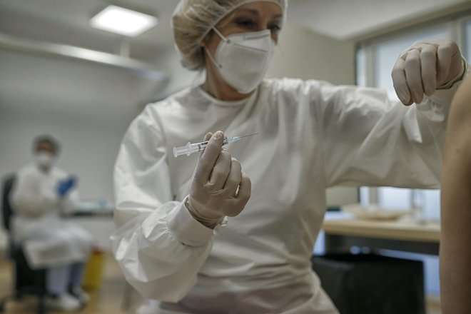 Vlada je sprejela posodobljeno startegijo cepljenja. FOTO: Blaž Samec/Delo