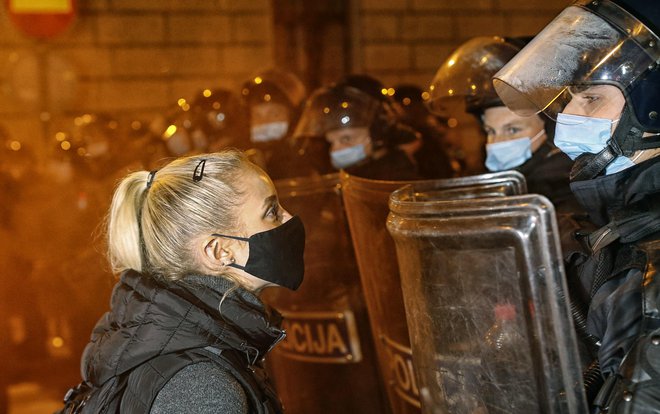 Protestiranje proti vladi je v Sloveniji prepovedano in kaznivo dejanje. FOTO Blaž Samec/Delo