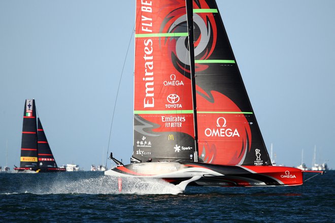 Emirates Team New Zealand (desno) in Luna Rossa Prada Pirelli med tekmo. FOTO: Michael Bradley/AFP