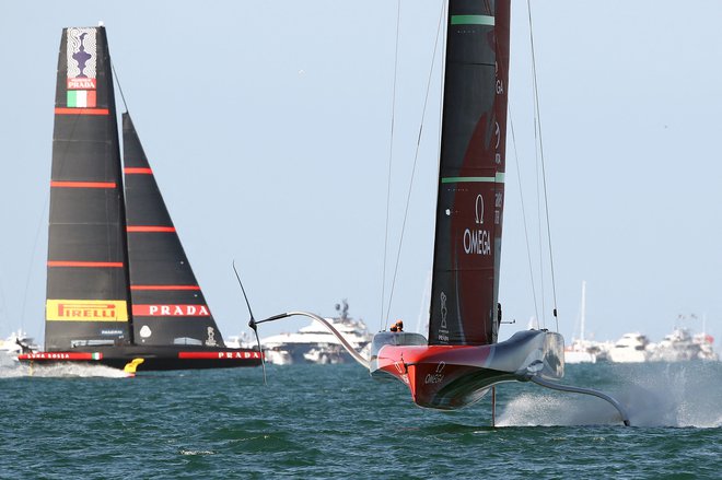 Emirates Team New Zealand (desno) in Luna Rossa Prada Pirelli med tekmo. FOTO: Michael Bradley/AFP