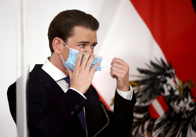 Avstrijski kancler Sebastian Kurz bi enkrat rad snel to masko. Foto Lisi Niesner Reuters