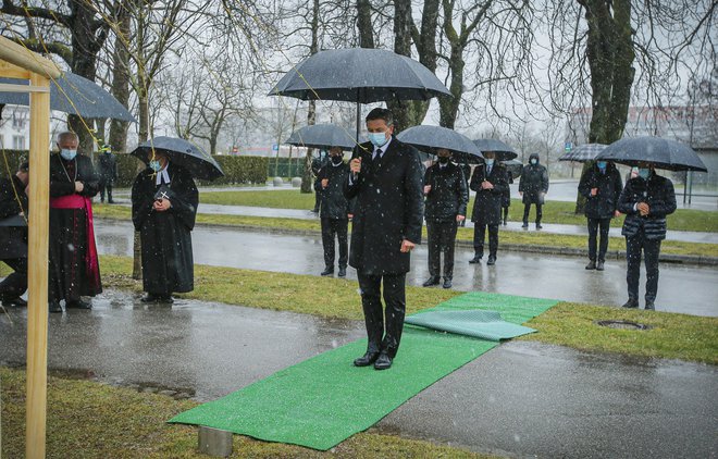 Na ljubljanskih Žalah se je odvila žalna slovesnost, s katero se je Slovenija poklonila spominu na vse preminule zaradi covidne bolezni. Žalni nagovor je imel v imenu države predsednik republike Borut Pahor. FOTO: Jože Suhadolnik/Delo