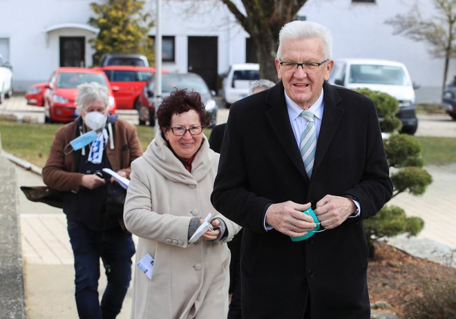 Predsedni deželne vlade Baden-Württemberga Winfried Kretschmann, ki semu obeta vodenje novega kabineta, in njegova žena Gerlinde Kretschmann odhajata z volišča. FOTO: Wolfgang Rattay/Reuters