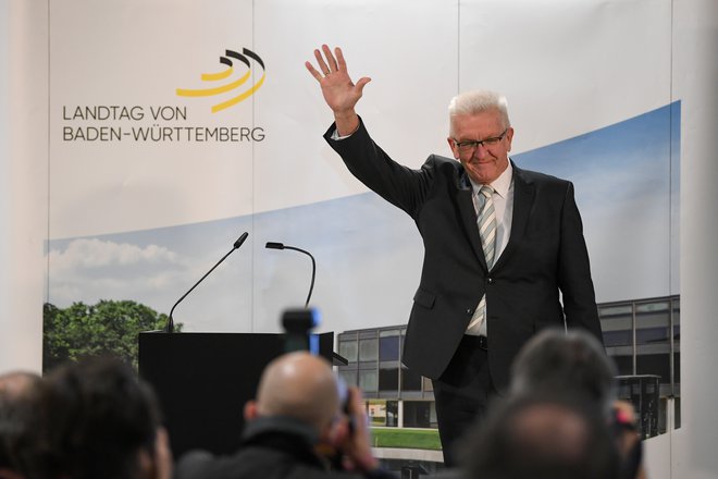 Winfried Kretschmann iz stranke Zeleni bo lahko znova sestavljal in vodil deželno vlado, tokrat pa bo lahkoizbiral tudi kabinet brez CDU. Foto: Andreas Gebert/Reuters