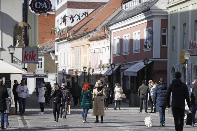 Če bodo kazni za dijake, ki so javni izrazili svoje mnenje, ostale, bi veljalo Trg svobode preimenovati v&nbsp;Trg represije nad mladimi. Foto Leon Vidic/Delo