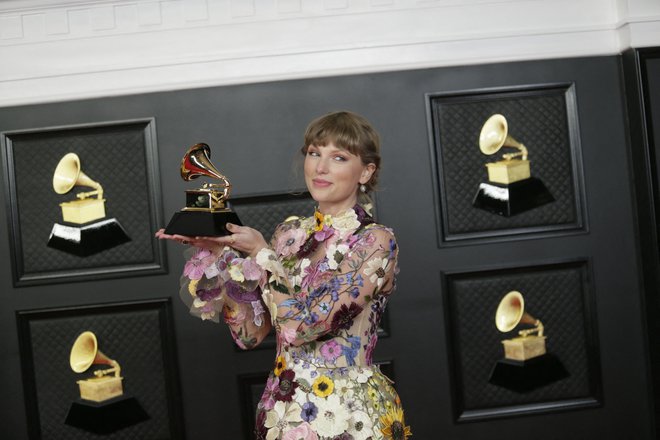 Taylor Swift je na 63. podelitvi glasbenih nagrad grammy postala prva glasbenica v zgodovini, ki je trikrat osvojila nagrado za najboljši album leta. FOTO: Francis Specker/AFP