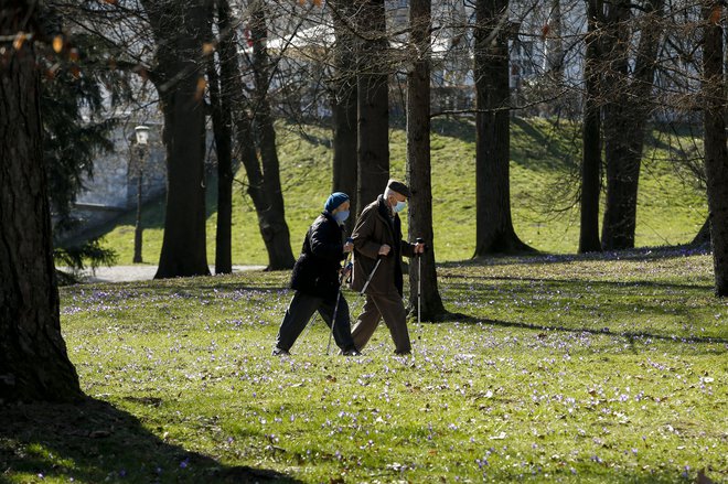 Bomo v naslednjem valu epidemije znali starejše bolje obvarovati? Foto Matej Družnik/Delo