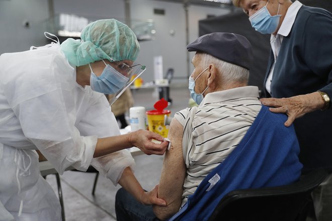 Cepljenje proti koronavirusu na Gospodarskem razstavišču. FOTO: Leon Vidic/Delo