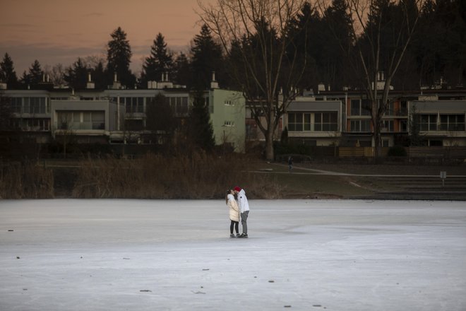 Junaki današnjih pozitivnih utopij ne živijo srečno skupaj do konca svojih dni. Ko svoj svet oplemenitijo z mladostno zaletavo vero v to, kar je prav, se razidejo. In prav je tako. FOTO:&nbsp;Voranc Vogel/Delo