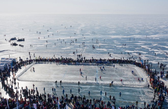 V vasi Bolshoye Goloustnoye v ruski regiji Irkutsk so na zaledenelem Bajkalskem jezeru organizirali hokejsko tekmo, z namenom opozarjanja na okoljske probleme jezera. FOTO: Maxim Shemetov/Reuters