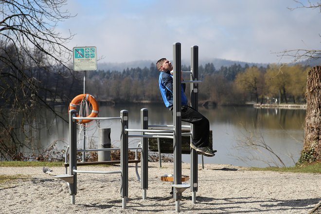 Ulična vadba ob Koseškem bajerju. FOTO: Leon Vidic/Delo