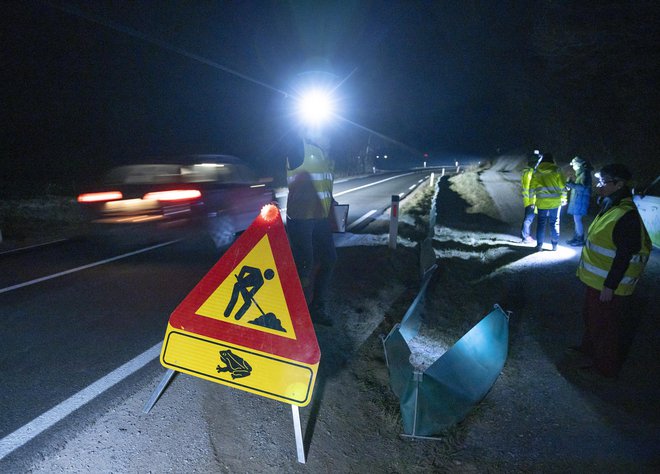 Kljub opozorilnemu znaku za delo na cesti z dodano ikono žabice so avtomobili mimo nas vozili kot na interventni vožnji. FOTO: Jože Suhadolnik