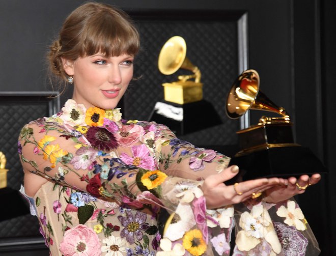 Taylor Swift je prva glasbenica s tremi grammyji za album leta. FOTO: Kevin Mazur/AFP