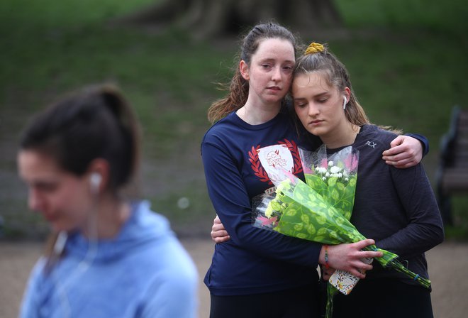 Umor 33-letnice je med Otočani prebudil močna čustva. Foto Hannah Mckay/Reuters