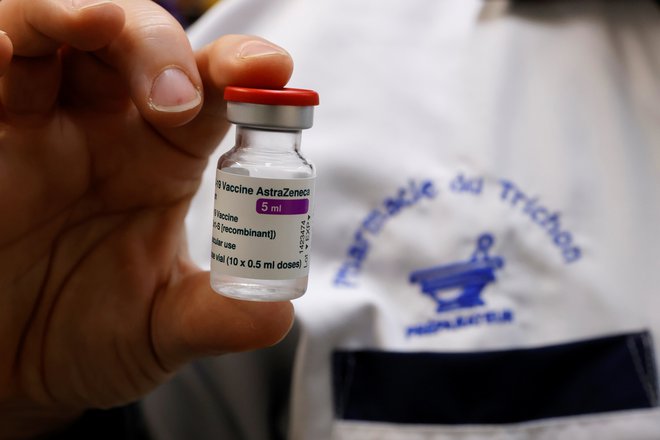 AstraZeneca je sporočila, da ni dokazov o povečanem tveganju za razvoj krvnih strdkov po cepljenju z njihovim cepivom. FOTO: Pascal Rossignol/Reuters