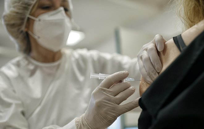 Študent 1. letnika dentalne medicine potrdil, da nimajo nobenega stika s pacienti, a je večina že cepljena. FOTO: Blaz Samec/Delo