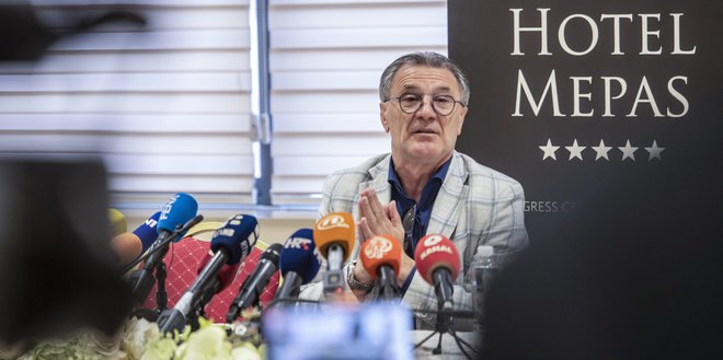 Na današnji novinarski konferenci v Mostarju je Zdravko Mamić najprej zanikal, da je pobegnil pred hrvaškim pravosodjem. Hkrati je zatrdil, da bo, če bo treba, šest let in pol zapora prestal v BiH.&nbsp; FOTO: Joško Ponoš/Cropix