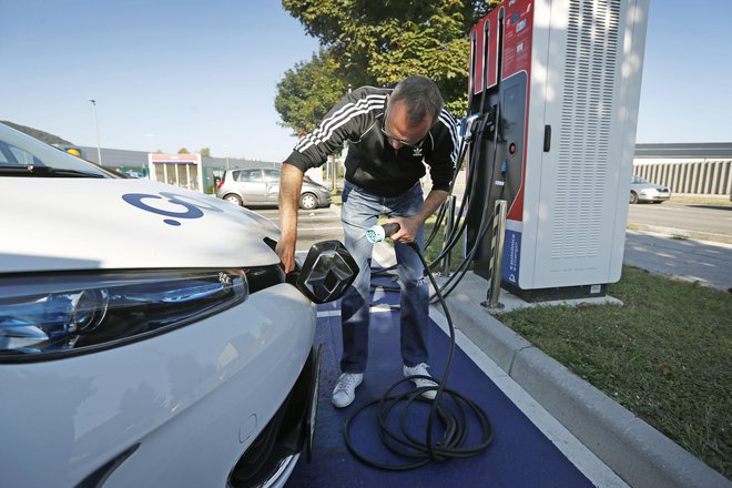 Poleg 200 vozil na MOL pričakujejo tudi ureditev sto postajališč. FOTO: Leon Vidic/Delo